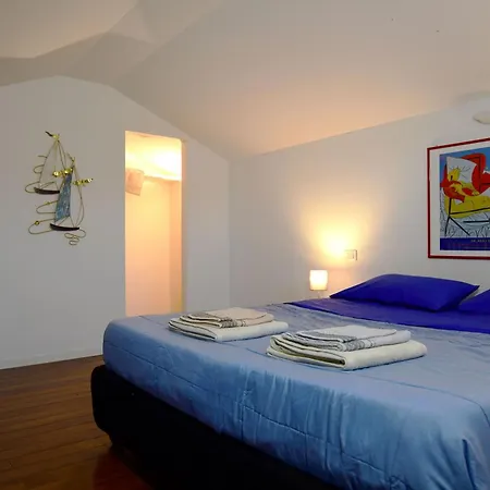Guesthost - Mansarda San Vitale Charming Apartment