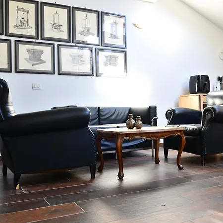 Guesthost - Mansarda San Vitale Charming Apartment