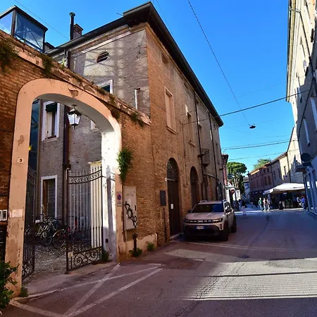 Guesthost - Mansarda San Vitale Charming Apartment *