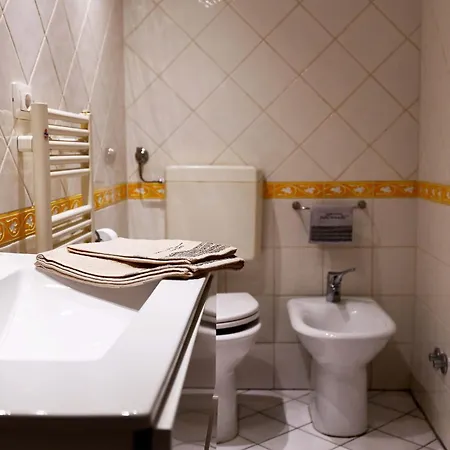 Guesthost - Mansarda San Vitale Charming Apartment