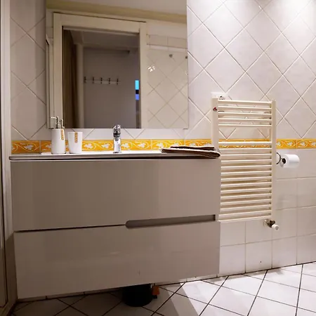 Apartment Guesthost - Mansarda San Vitale Charming *