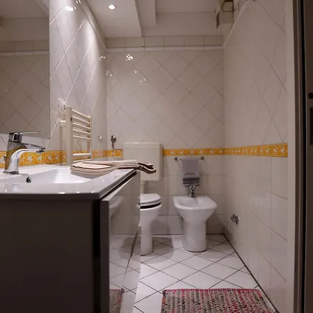 Apartment Guesthost - Mansarda San Vitale Charming